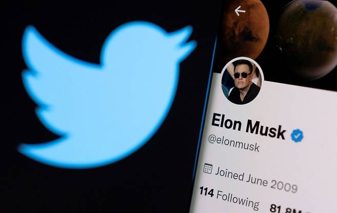 <YONHAP PHOTO-1418> FILE PHOTO: Elon Musk's twitter account is seen on a smartphone in front of the Twitter logo in this photo illustration taken, April 15, 2022. REUTERS/Dado Ruvic/Illustration/File Photo/2022-05-26 06:46:58/ <저작권자 ⓒ 1980-2022 ㈜연합뉴스. 무단 전재 재배포 금지.>