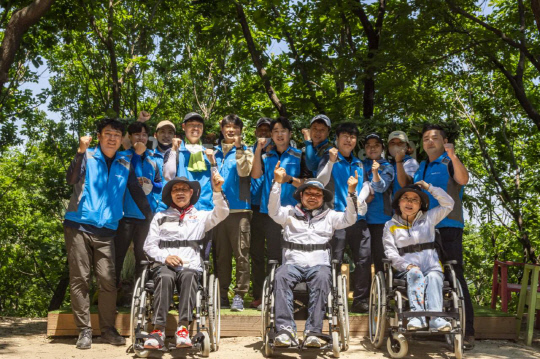미래엔서해에너지는 당진시장애인복지관의 휠체어 이용 장애인과 함께하는 달팽이산악회에 참여하여 휠체어 산행 지원을 실시했다. 사진 = 미래엔서해에너지 제공