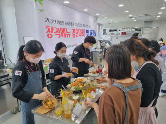 예산의 요식명장인 백종원대표가 운영하는 더본외식산업개발원에서 예산 농특산물을 이용한 2주간의 창업메뉴 교육을 충실히 이수한 19명의 교육생들의 작품인 외식메뉴가 더본외식산업개발원에서 25일 품평회를 갖고 '사과비빔국수와 쪽파새우튀김'을 선보인 교육생이 금상을 수상하는 영예를 안았다.사진=예산군 제공