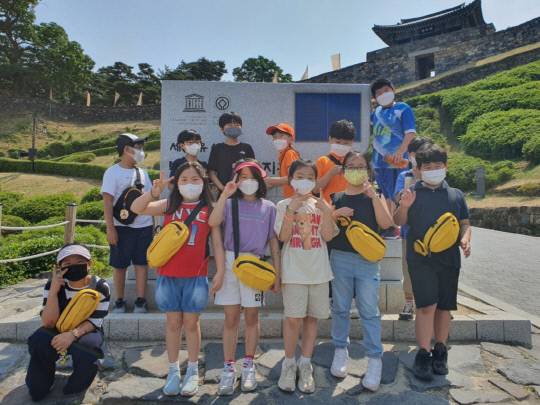 반포초 학생들은 세계문화유산인 공산성을 찾아 백제 고도의 역사를 담고 있는 공산성 성곽을 따라 걸으며 공주 시내 전경을 감상하며 지역의 역사와 문화를 보고, 듣고 느끼며 제대로 알게 되는 시간이 되었다. 사진=반포초 제공