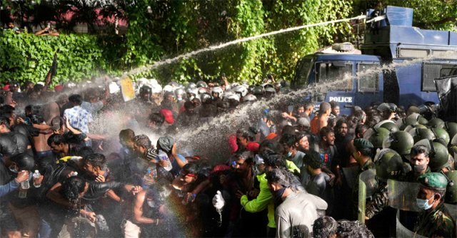 스리랑카 경찰, 반정부 시위대에 물대포 발사. 
콜롬보=AP 뉴시스
