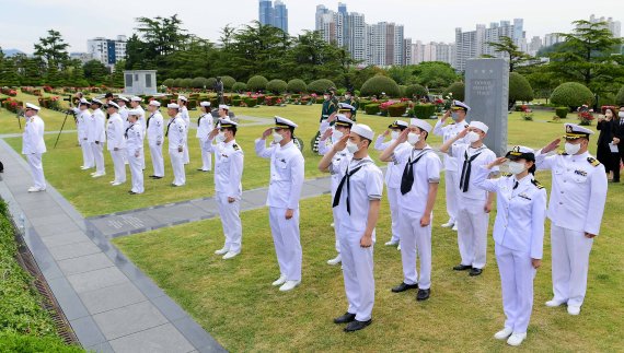 미국 '메모리얼 데이'(5월 30일)를 앞두고 주한미해군사령부 소속 장병들이 26일 오전 부산 남구 유엔기념공원을 방문, 6·25전쟁 미군 전몰장병을 추모하는 행사를 갖고 있다./제공=해군