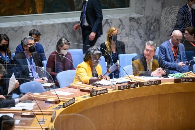 린다 토머스-그린필드 주유엔 미국 대사(가운데)가 지난 11일 열린 북한 관련 안전보장이사회 공개회의를 주재하고 있다. 유엔 제공