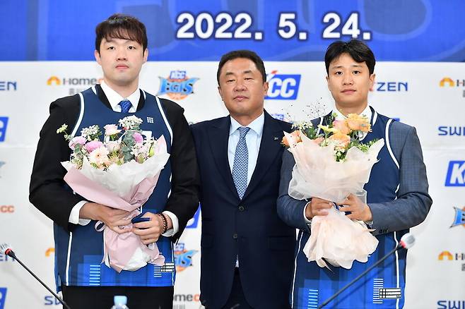 전주 케이씨씨(KCC) 이승현(왼쪽부터), 전창진 감독, 허웅. KBL 제공