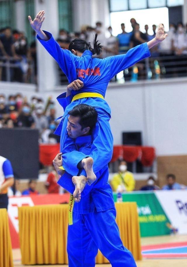 18일 베트남 수도 하노이의 속손 경기장에서 열린 제31회 동남아시안게임 보비남 혼성 경기에서 베트남 선수가 상대 선수의 목에 다리를 건 뒤 넘어뜨리기 기술을 시도하고 있다. VNA 캡처