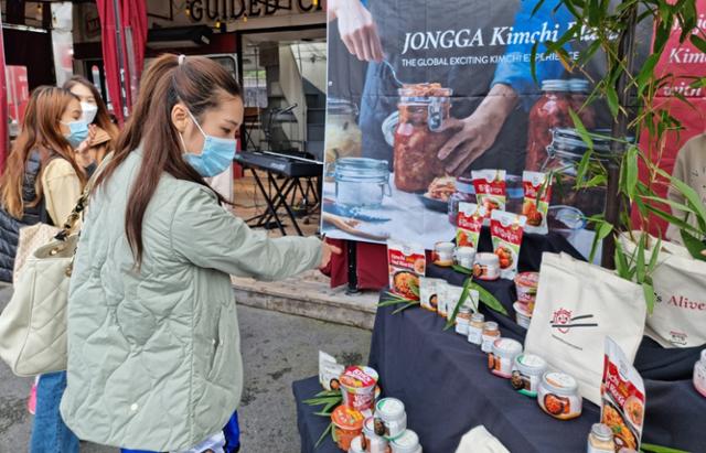 지난해 미국 캘리포니아 나파에 있는 세계적 요리학교 ‘CIA 앳 코피아’에서 열린 ‘제2회 미국 종가집 김치 쿡오프’ 사전 마케팅 행사에서 현지인들이 종가집 김치 제품을 살펴보고 있다.