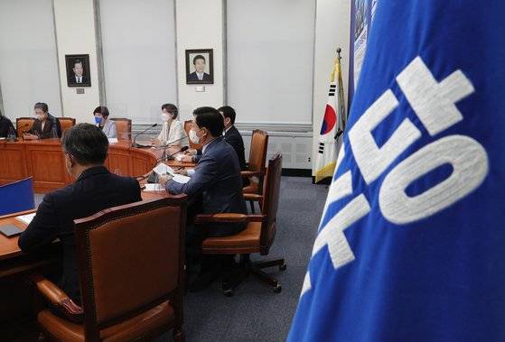 송영길 전 더불어민주당 대표 주재로 열렸던 최고위원회의. 회의실 벽에 김대중 전 대통령과 노무현 전 대통령의 사진이 걸려 있다. 임현동 기자