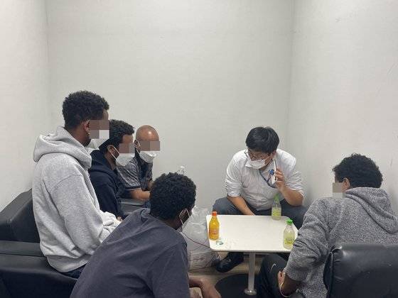 26일 이상현 변호사가 인천국제공항 제1터미널에서 에티오피아에서 입국자들과 대화하고 있다. 왼쪽에서 세번째 남성이 하센이다. 사진 이상현 변호사 제공