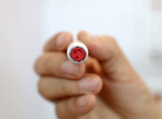 제8회 전국동시지방선거를 엿새 앞둔 26일 오후 인천국제공항 제1터미널에 마련된 사전투표소에서 관계자들이 투표 업무 모의 테스트를 하고 있다. 뉴스1