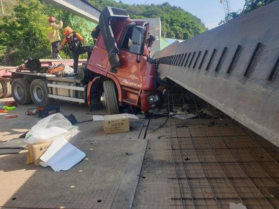 전북 진안군 용담댐 인근 다리 공사현장서 구조물 낙하. [전북소방본부 제공]