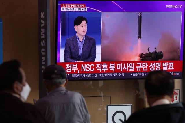 25일 서울역에서 시민들이 북한의 미사일 도발 관련 TV 뉴스를 보고 있다. 연합뉴스