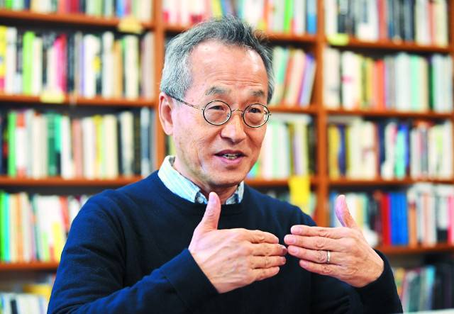 자연과학계의 석학이자 베스트셀러 작가, 한 해 수천 회 강연 요청을 받는 명사인 최재천 이화여대 석좌교수. 최 교수는 새 책 ‘최재천의 공부’에서 자신이 타고난 수재가 아니었다고 밝힌다. 간신히 미국 유학을 갔고, 박사학위를 받는 데도 11년이나 걸렸다고 한다. 그는 “좋아하는 일을 찾아 열심히 하다 보니” 여기까지 왔다고 말했다. 김영사 제공