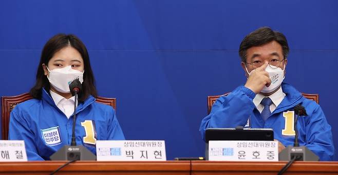 더불어민주당 선대위 합동회의에 참석한 박지현(왼쪽)·윤호중 공동선거대책위원장 / 사진 = 연합뉴스