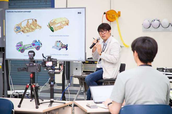 24일 오후 1시쯤 경기도 용인시 르노테크놀로지코리아에서 김명환 르노코리아 수석연구원이 QM6 LPe 개발 과정을 설명하고 있다/사진제공=르노코리아