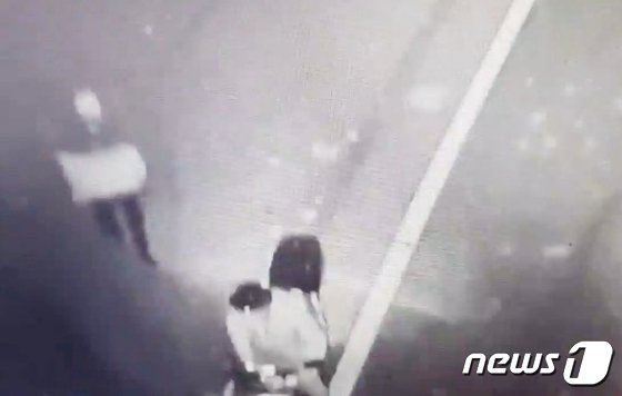 훔친 마늘을 들고 도주하는 중국인 불법체류자 /사진=서귀포경찰서