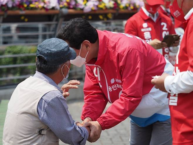 사진=국민의힘 이상일 경기 용인시장 후보가 26일 유세현장에서 만난 어르신과 인사를 나누고 있다.