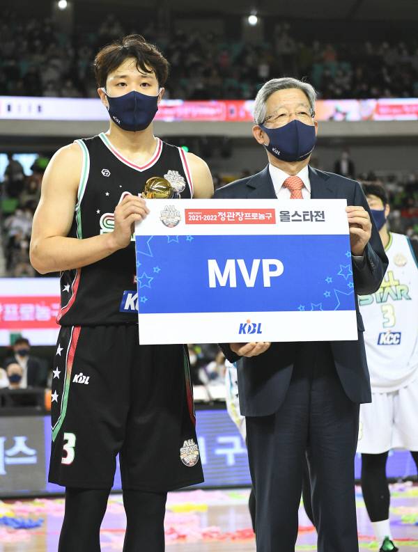 지난 1월 열린 올스타전에서 MVP로 선정된 허웅(왼쪽). KBL 제공