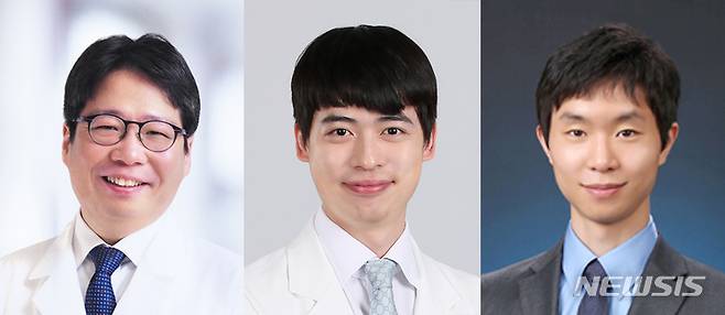 [서울=뉴시스]국내 의료진이 만성 B형간염 환자는 간암 뿐 아니라 위암, 폐암, 대장암 등 ‘간 밖에 생기는 암(간외암)’이 발병할 위험도 높다는 사실을 세계에서 처음으로 밝혀냈다. 왼쪽부터 서울대병원 소화기내과 이정훈 교수, 서울시보라매병원 이동현 교수·정성원 임상강사. (사진= 서울대병원 제공) 2022.05.26