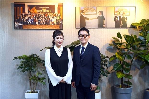 [서울=뉴시스] (왼쪽부터) 이자연 대한가수협회장, 추가열 한국음악저작권협회장 (사진= 대한가수협회 제공 ) photo@newsis.com *재판매 및 DB 금지