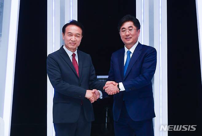 [고양=뉴시스] 경기공동사진취재단 = 임태희(왼쪽)· 성기선 경기도 교육감 후보가 25일 오전 경기도 고양시 일산 MBC 스튜디오에서 제8회 전국동시지방선거 경기도교육감 후보자 토론회 시작 전 기념촬영을 하고 있다. 2022.05.25. photo@newsis.com