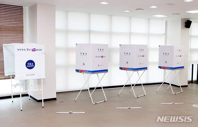 [나주=뉴시스] 27~28일 6·1지방선거 사전투표를 위해 설치된 기표소 (사진=나주시 제공) 2022.05.26. photo@newsis.com