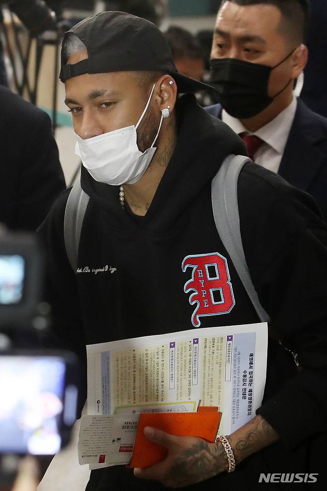 [인천공항=뉴시스] 조성우 기자 = 브라질 축구대표팀 네이마르가 26일 오후 인천국제공항 제1여객터미널을 통해 입국하고 있다. 2022.05.26. xconfind@newsis.com