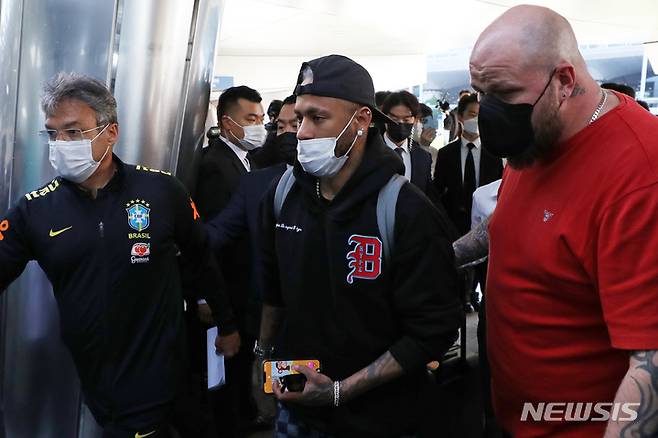 [인천공항=뉴시스] 조성우 기자 = 브라질 축구대표팀 네이마르가 26일 오후 인천국제공항 제1여객터미널을 통해 입국해 코로나 검사센터로 들어서고 있다. 2022.05.26. xconfind@newsis.com