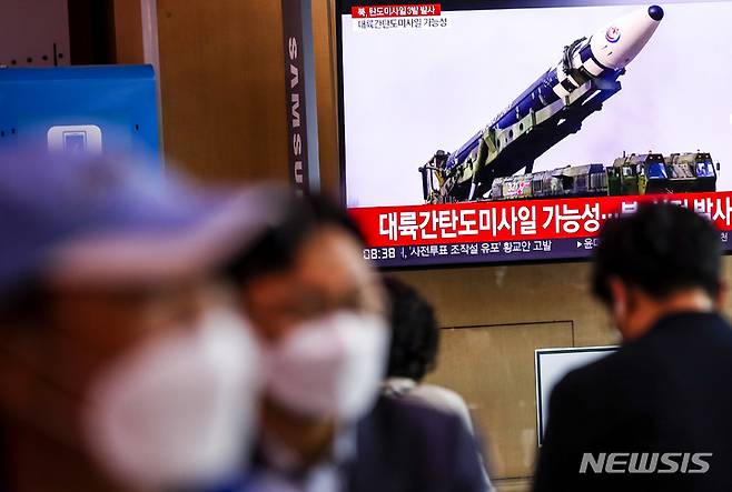 [서울=뉴시스] 정병혁 기자 = 합동참모본부가 북한이 평양시 순안 일대에서 동해 상으로 탄도미사일을 3발 발사한 것을 탐지했다고 밝힌 25일 서울 중구 서울역에서 시민들이 뉴스를 시청하고 있다. 합참은 미사일 종류, 비행거리 등 추가 제원과 특성에 대해서는 한미 정보당국이 정밀 분석 중이라고 밝혔다. 2022.05.25. jhope@newsis.com