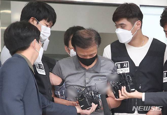 [서울=뉴시스] 김선웅 기자 = 위치추적 전자장치(전자발찌)를 훼손하기 전후로 여성 2명을 살해한 혐의를 받는 강윤성(56)이 지난해 9월7일 오전 서울 송파경찰서에서 검찰에 송치되기 위해 호송차로 향하고 있다. 2021.09.07. mangusta@newsis.com