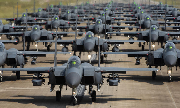 24일 공군 F-15K 전투기 30여대가 엘리펀트 워크(Elephant Walk) 훈련을 벌이고 있다. 엘리펀트 워크는 다수 전투기가 최대 무장을 장착하고 밀집 대형으로 이륙 직전 단계까지 지상 활주하는 훈련이다. 합동참모본부 제공