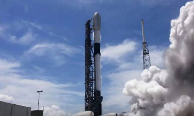 한컴 첫 인공위성이자 국내 첫 지구관측용 민간위성 '세종1호'가 미국 플로리다주 케이프 캐너버럴에 있는 케네디 우주센터에서 26일 '스페이스X'의 '팰컨9(FALCON9)' 로켓에 실려 발사됐다. 한컴 제공