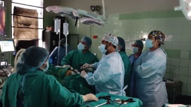 페루의 한 병원에서 의사들이 수술을 진행하고 있다. 솔TV