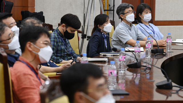 24일 대전 한국항공우주연구원(KARI)에서 열린 '제1회 국가연구소 기업가정신 토크콘서트' KARI편에서 KARI 연구자와 원내외 벤처 스타트업, 석박사 학생 등 참석자들이 특별 대담을 경청하고 있다./대전=오승현 기자