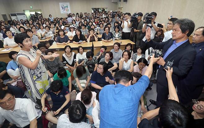 2017년 7월, 유아교육발전 기본계획 세미나가 열리는 서울시교육청을 점거한 한유총 회원들.ⓒ연합뉴스