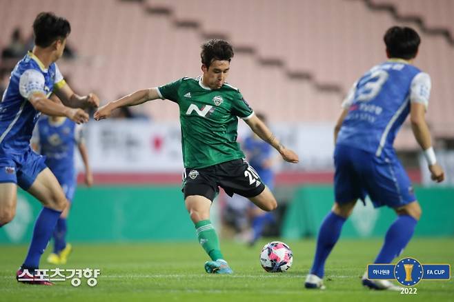 전북 현대 송민규가 25일 전주월드컵경기장에서 열린 울산시민축구단과의 2022 하나원큐 대한축구협회컵 16강전에서 슈팅을 하고 있다.  대한축구협회 제공