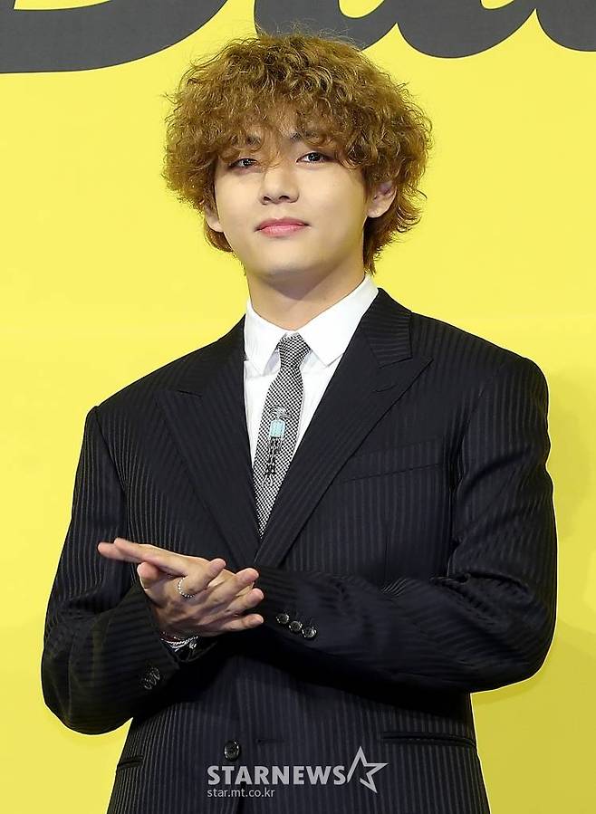 방탄소년단(BTS) 뷔가 21일 오후 서울 송파구 방이동 올림픽홀에서 진행된 새 싱글앨범 'Butter' 발매 기념 쇼케이스에서 포즈를 취하고 있다.  'Butter'에는 버터처럼 부드럽게 녹아들어 너를 사로잡겠다는 방탄소년단의 귀여운 고백이 담겨있다.  방탄소년단은 'Butter'를 사실상의 선 공개 싱글로 스타트를 끊고 6월 중 'Butter'가 포함된 새 앨범을 발매할 계획이다. 2021.05.21 /사진=김창현 기자 chmt@