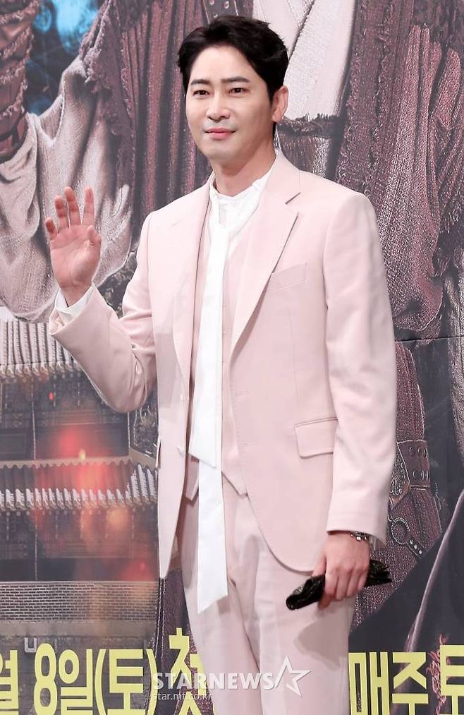 배우 강지환이 4일 오후 서울 강남구 논현동 임피리얼 팰리스 호텔에서 진행된 TV CHOSUN 특별기획드라마 '조선생존기' 제작발표회에 참석해 포즈를 취하고 있다. /사진=김휘선 기자 hwijpg@