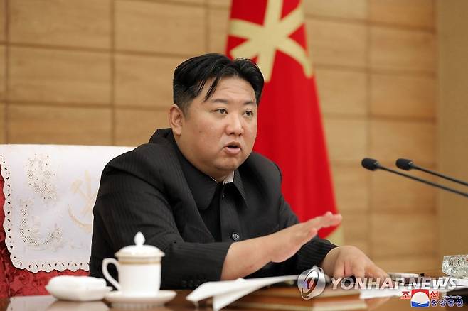 북한, "방역정책 보다 효율적 조정"…정치국협의회 토의 (평양 조선중앙통신=연합뉴스) 김정은 북한 국무위원장은 21일 당 정치국 협의회를 열고 신종 코로나바이러스 감염증(코로나19) 확산 상황이 안정적으로 관리되고 있다고 평가했다.
    조선중앙통신은 이날 "조선노동당 중앙위원회 정치국은 5월 21일 당중앙위원회 본부청사에서 협의회를 소집했다"며 김 위원장이 직접 협의회를 지도했다고 전했다. 2022.5.21 
    [국내에서만 사용가능. 재배포 금지. For Use Only in the Republic of Korea. No Redistribution] nkphoto@yna.co.kr
