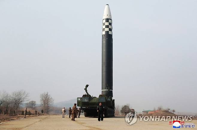 북한, 어제 '신형ICBM 화성-17형' 시험발사 (평양 조선중앙통신=연합뉴스) 북한이 전날 김정은 국무위원장의 지도 아래 신형 대륙간탄도미사일(ICBM) '화성-17형' 시험발사를 단행했다고 조선중앙통신이 25일 보도했다. 2022.3.25 
    [국내에서만 사용가능. 재배포 금지. For Use Only in the Republic of Korea. No Redistribution] nkphoto@yna.co.kr