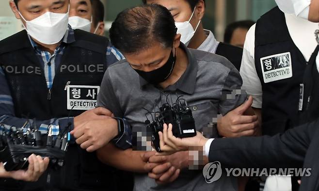 '전자발찌 살인' 강윤성 [연합뉴스 자료사진] 전자발찌 훼손 전후로 여성 2명 살해 혐의를 받는 강윤성이 2021년 9월 7일 오전 송파경찰서에서 이송되고 있다. 송파경찰서는 이날 강씨를 서울동부지검에 송치했다. 2021.9.7