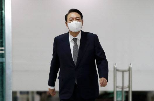 윤석열 대통령이 27일 오전 용산 대통령실 청사로 출근하고 있다. (사진=연합뉴스)