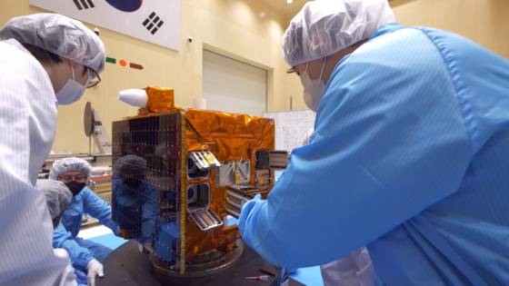 성능검증위성 속에 큐브 위성을 넣는 모습