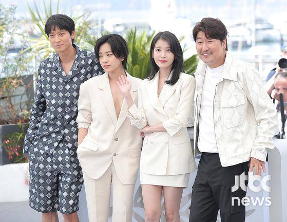 (왼쪽부터) 배우 강동원, 이주영, 이지은, 송강호가 27일 오전(현지시간) 프랑스 칸 팔레 데 페스티발(Palais des Festival)에서 열린 제75회 칸영화제(Cannes Film Festival) 영화 '브로커(고레에다 히로카즈 감독)' 포토콜에 참석했다. | 칸(프랑스)=박세완 기자 park.sewan@joongang.co.kr 〈사진=JTBC엔터뉴스〉