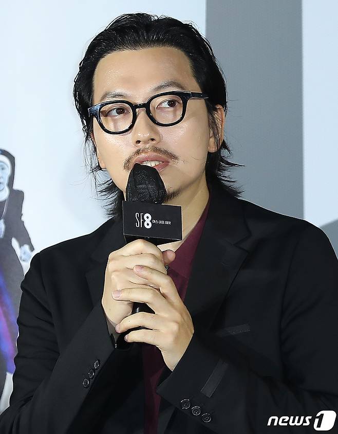 배우 이동휘가 8일 서울 용산구 CGV 용산아이파크몰에서 열린 영화 ‘SF8’ 제작보고회에 참석해 인사말을 하고 있다. ‘SF8’은 영화와 드라마의 크로스오버 프로젝트로 기술 발전을 통해 완전한 사회를 꿈꾸는 미래 인간들의 이야기를 다룬다. 2020.7.8/뉴스1 © News1 김진환 기자