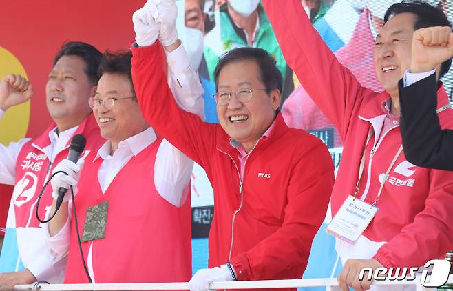 27일 오후 경북 구미 선산시장에서 열린 국민의힘 김장호 구미시장 후보 선거유세에서 이철우 경북지사 후보가 홍준표 대구시장 후보와 손을 맞잡고 지지를 호소하고 있다. 2022.5.27/뉴스1 © News1 정우용 기자