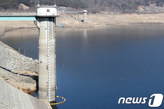 지난 2018년 계속되는 가뭄으로 경북 청도군 운문면 운문댐 수위가 122.83m로 낮아졌다. 1996년 준공 이후 최악의 가뭄을 겪고 있는 청도 운문댐 저수율은 2018년 2월26일 기준 8.2%까지 내려갔다. 2018.2.26/뉴스1 © News1 공정식 기자
