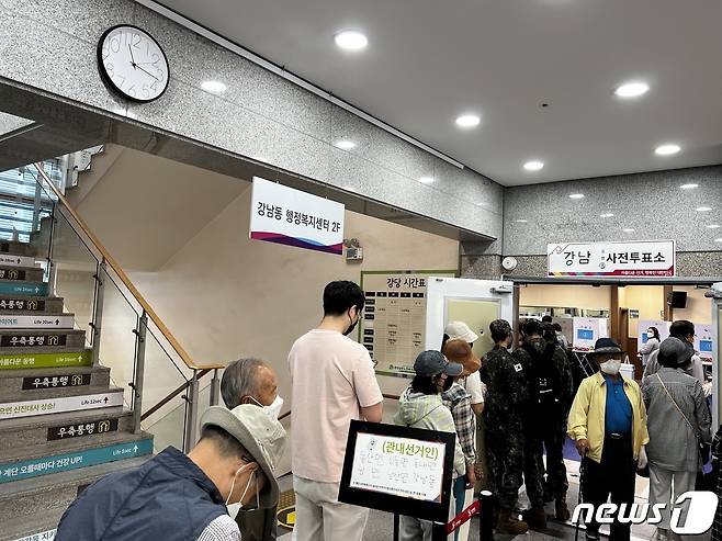 6·1지방선거 사전투표 첫 날인 27일 강원 춘천남부노인복지관에 마련된 사전투표소에 시민들이 투표를 하기 위해 줄을 서있다. © 뉴스1 한귀섭 기자