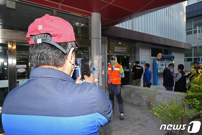 6·1 지방선거 사전 투표 첫날인 27일 오전 전남 순천시 왕조1동 행정복지센터에 마련된 사전투표소 앞에서 시민들이 인증샷을 찍고 있다.2022.5.27/뉴스1 © News1 김동수 기자