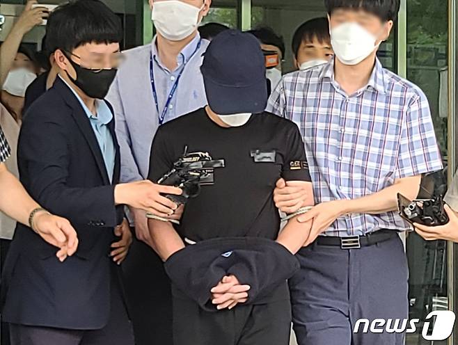 20개월 된 여아를 학대, 살해한 혐의를 받는 친부 A(26)씨가 지난해 7월 14일 오후 대전지법에서 구속 전 피의자 심문(영장실질심사)을 받기 위해 대전 서구 둔산경찰서를 나서고 있다.  (자료사진) 2021.7.14/뉴스1 © News1