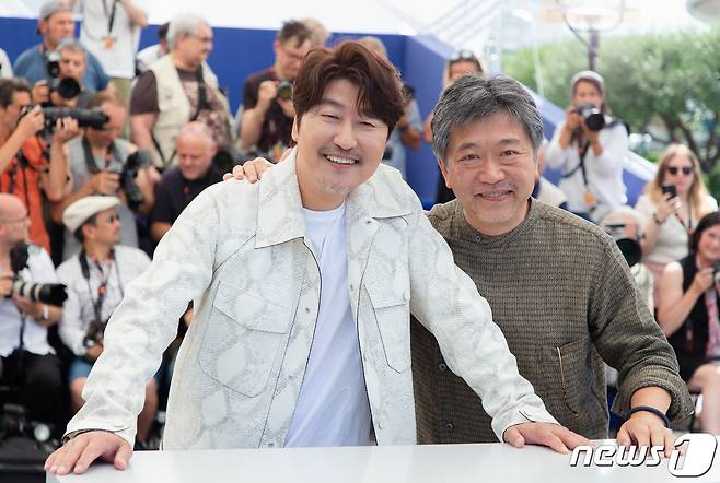 영화감독 고레에다 히로카즈가와 배우 송강호가 27일 (현지시간) 제75회 칸 국제영화제가 열리고 있는 프랑스 남부 칸 ‘팔레 데 페스티벌’(Palais des Festivals) 에서 열린 경쟁부문 진출작 ‘브로커’ 포토콜 행사에 참석해 포즈를 취하고 있다. 2022.5.27/뉴스1 © News1 이준성 프리랜서기자